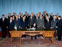 Le président Bouteflika signe la loi de finances 2015