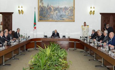 Bouteflika : "L'Algérie traversera sans difficultés majeure les perturbations du marché international des hydrocarbures"