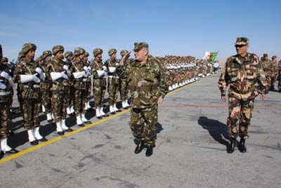 Gaid Salah inspecte les unités de l'ANP déployées aux frontières avec le Mali et le Niger
