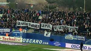 Banderole anti-Qatar déployée avant le match BASTIA /PSG au stade Furiani