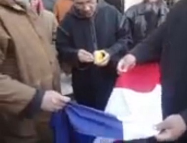Quand Ali Benhadj brûle un drapeau français (Vidéo)