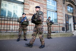 A Paris, les soldats en armes déployés depuis les attentats intriguent