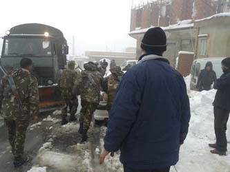 Les éléments de l'ANP participent aux opérations de déneigement à Tizi Ouzou