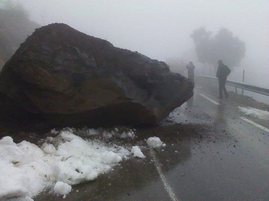 La route Guenzet-Bougaa (Sétif) bloquée par la chute d'un rocher