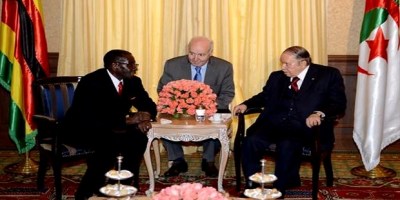 Bouteflika reçoit le président du Zimbabwe