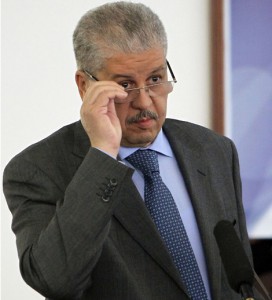 Importation de véhicules : Sellal rappelle les banques à la stricte application de la nouvelle loi