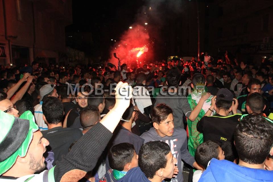 Des milliers de supporters du M.O. Bejaia célèbrent la qualification de leur équipe en finale de la coupe d’Algérie