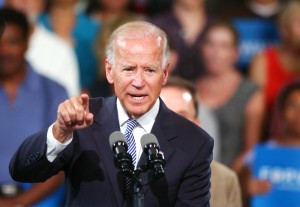 Le vice-président Biden dénonce "l'agression pure et simple" de Poutine en Ukraine