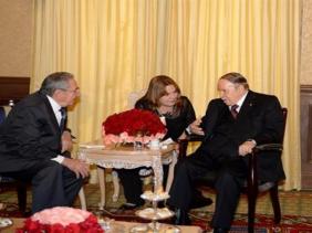 Bouteflika s'entretient en tête-à-tête avec son homologue cubain