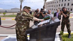 Gaïd Salah visite le régiment spécial d'intervention du commandement de la Garde républicaine