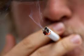 Le tabac tue 40 personnes chaque jour: nécessité de l'interdire dans les lieux publics fermés