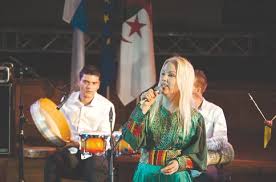 Chantant en kabyle, la finlandaise Stina enflamme Bejaia