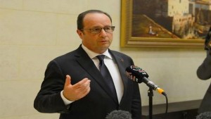 Hollande relève la "grande maîtrise intellectuelle" de Bouteflika