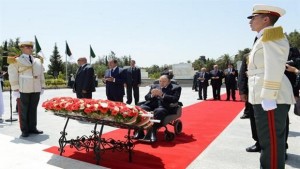 Le président Bouteflika se recueille à la mémoire des martyrs de la Révolution au cimetière d'El Alia