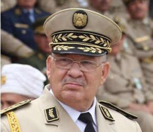 Gaid Salah et Mohamed Médiène (Toufik), décorés de la médaille de Bravoure