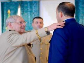 Gaïd Salah préside la cérémonie de remise de grades à des officiers supérieurs de l'ANP