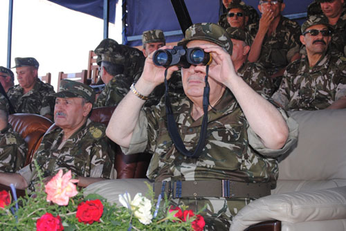 Gaïd Salah supervise un exercice de tir de missile surface-surface à Jijel