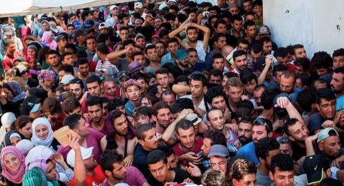 Conséquence des guerres contre la Libye et la Syrie, des dizaines de milliers de migrants affluent en Europe