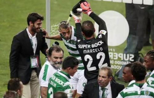 Slimani en colère contre un coéquipier qui l'a arrosé de champagne