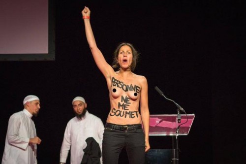 France : Les Femen font irruption au salon de la femme musulmane (vidéo)