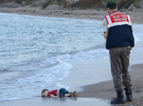 La photo de la honte: Un enfant syrien mort noyé, conséquence des guerres de l'Occident contre les peuples