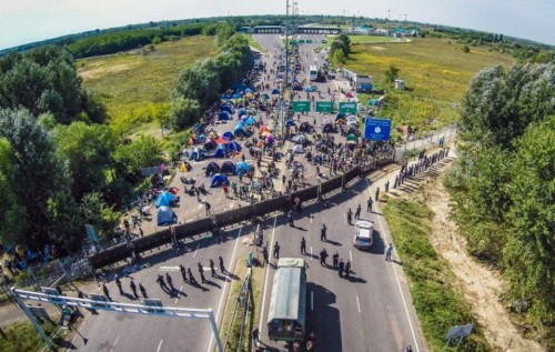 Des milliers de migrants ballotés entre les pays des Balkans