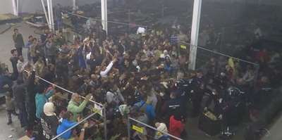 Hongrie: les migrants nourris comme des chiens (Vidéo)