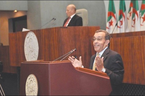 M. Benkhalfa présente le projet de loi de finances 2016 devant la commission des finances de l'APN