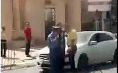 Un automobiliste agresse en public un policier (Vidéo)