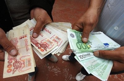 L'euro flambe sur le marché, le dinar dégringole