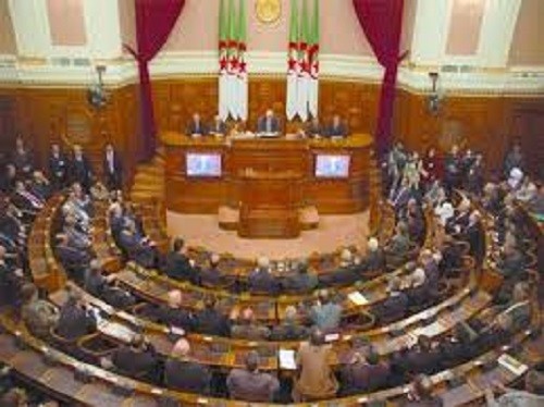 Installation des 18 membres du Sénat nommés par le président Bouteflika