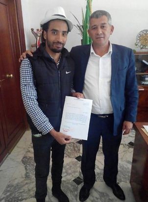 Le maire d'Alger autorise Mohamed Dadah à jouer à la guitare à place Audin