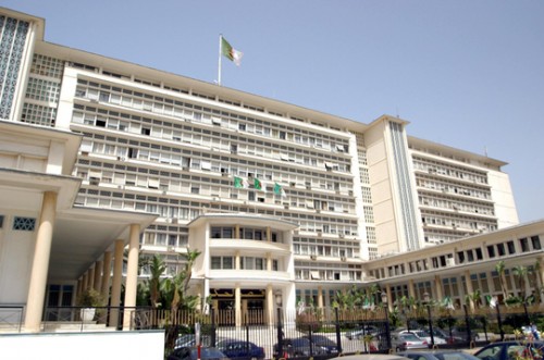 Bouteflika instruit le gouvernement à s'atteler à préparer les lois de la future Constitution
