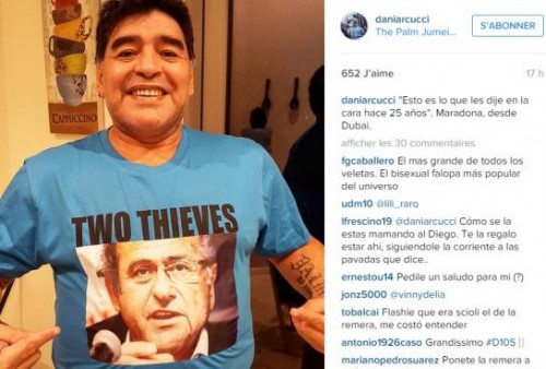 Maradona arbore un tee-shirt traitant Platini et Blatter de "voleurs"