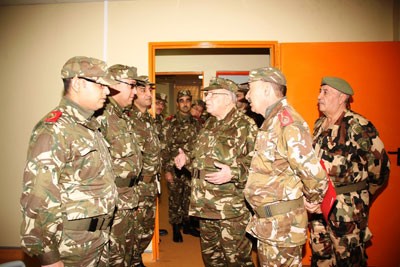Gaid Salah poursuit sa visite dans la 4e Région Militaire
