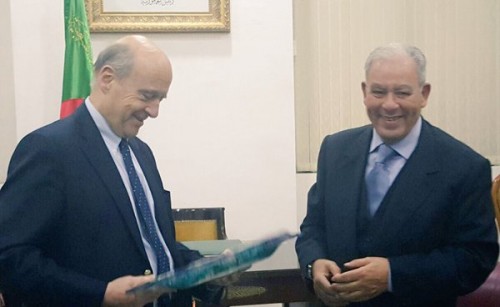 Juppé en Algérie, étape incontournable d'une campagne présidentielle