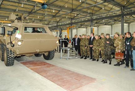 Gaïd Salah inspecte l'usine de fabrication de véhicules spéciaux de Constantine