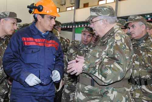 Gaïd Salah : "Parvenir à l'autosuffisance en matière de fabrication militaire"