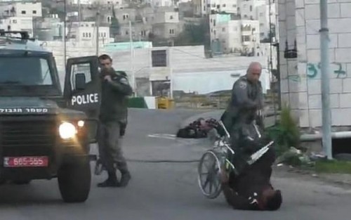 Un Palestinien en chaise roulante renversé par un policier israélien