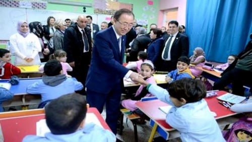 Le SG de l'ONU Ban Ki-moon visite une école primaire à Alger