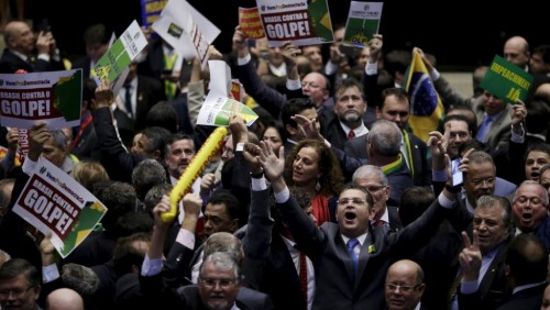 L'opposition défait Rousseff, mais le Brésil n'est pas tiré d'affaires