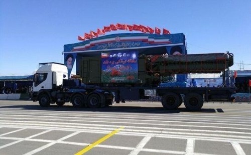 L’Iran montre une partie du système anti-missile S-300 russe lors d’un défilé