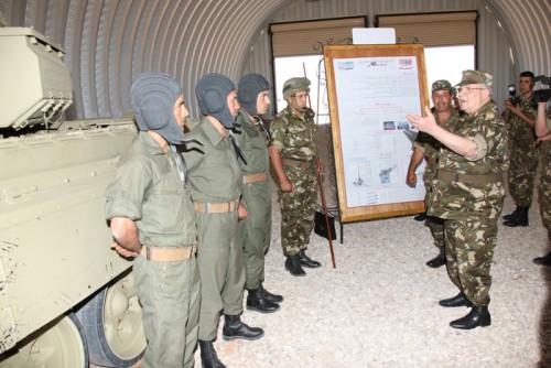 Gaïd Salah achève sa visite d'inspection dans la 3e Région militaire