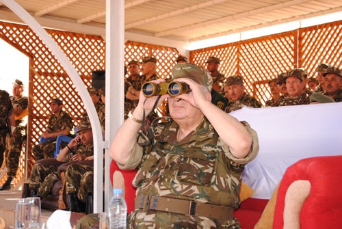 Gaïd Salah supervise à Béchar des manoeuvres militaires