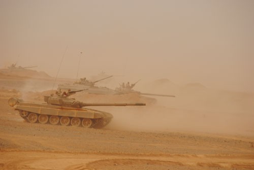 Gaïd Salah supervise des manœuvres à munitions réelles à In Amenas