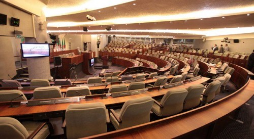 Des députés rejettent la manière "expéditive" de débattre de projets "décisifs" pour le pays