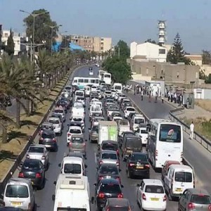 Un chauffeur de bus bloque la route à Alger pour protester contre le retrait de son permis