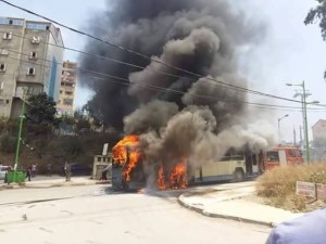 Tizi Ouzou : Un bus de transport de voyageurs prend feu au centre ville