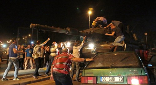 Des milliers de turcs dans les rues d’Ankara, l’armée quitte ses positions