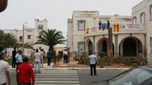 Des marocains hissent un drapeau espagnol pour protester